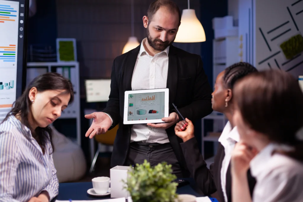 Equipo de trabajo planificando acciones para mejorar la presencia digital de un negocio