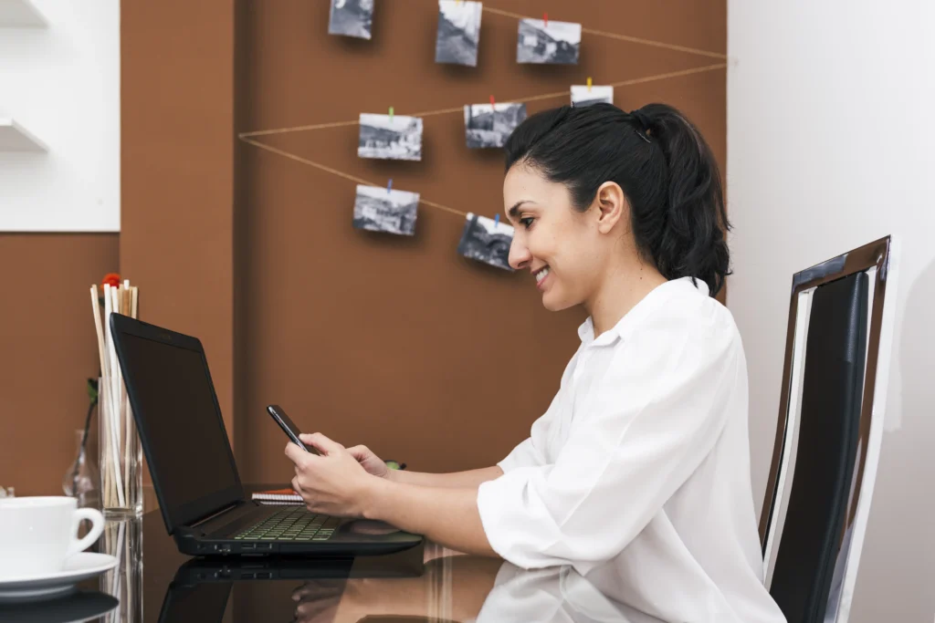 Profesional trabajando en su laptop para mantener la presencia digital de su negocio