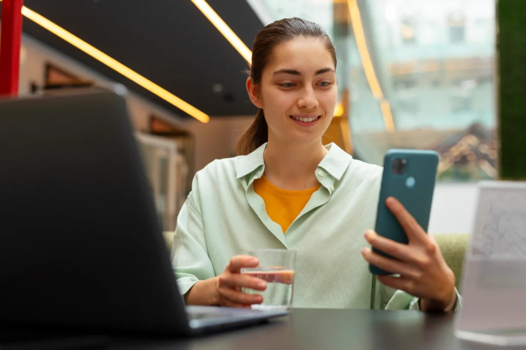 Profesional revisando información en su laptop mientras gestiona la presencia digital de su negocio