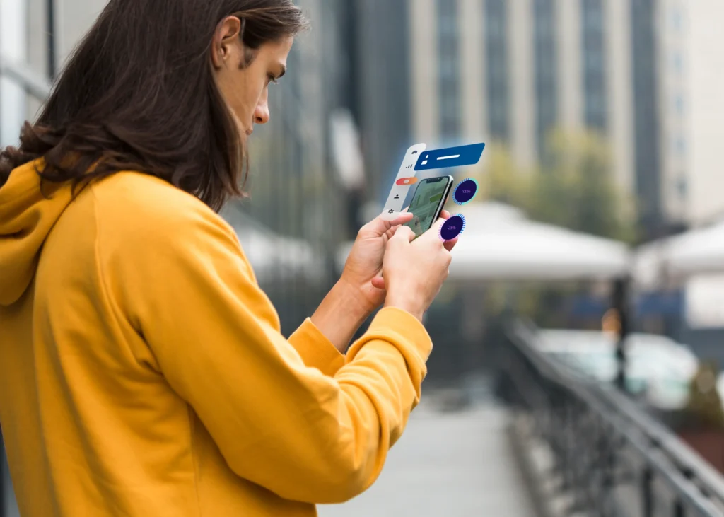 Emprendedora usando su smartphone para gestionar la presencia digital de su negocio