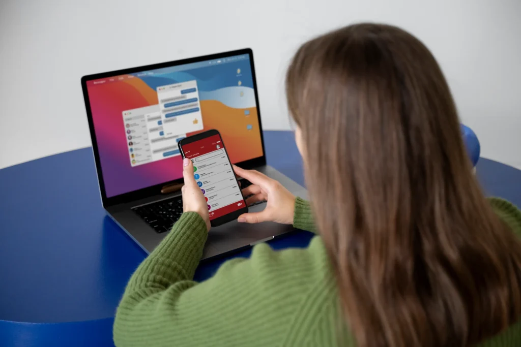 Emprendedora analizando la presencia digital de su negocio en una tablet