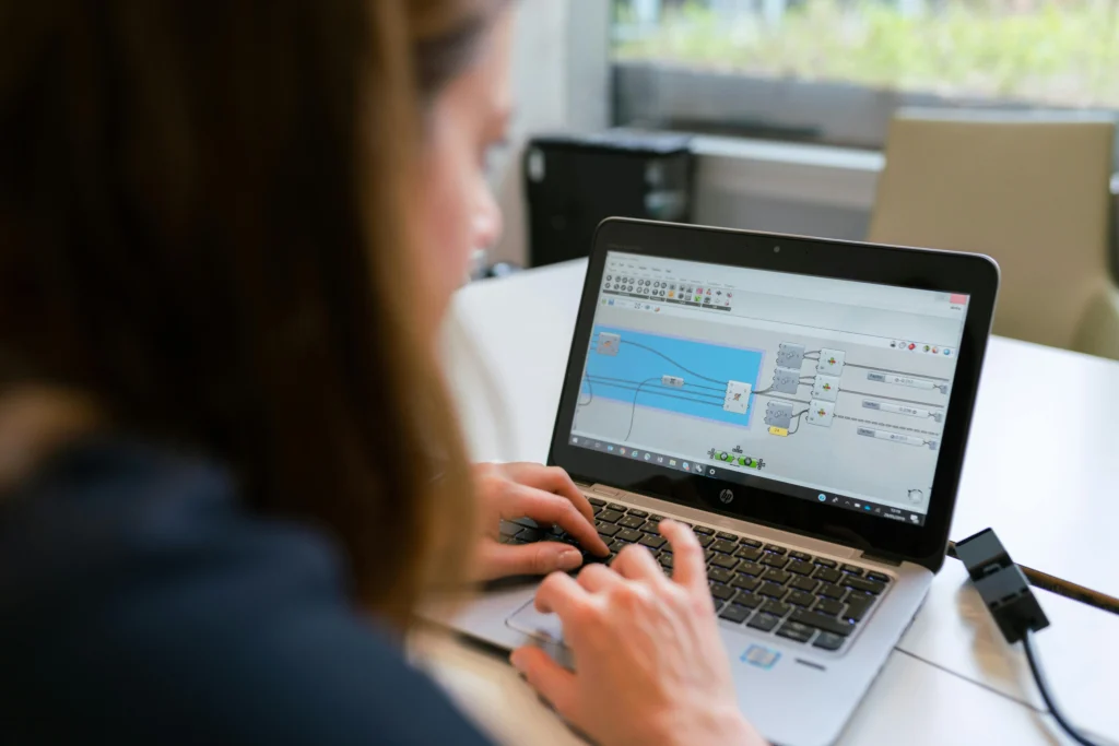Persona usando una laptop con una herramienta digital de gestión de tareas