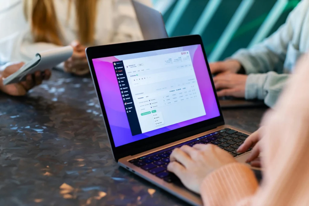 Personas revisando una interfaz digital para analizar búsqueda orgánica y publicidad pagada con inteligencia artificial