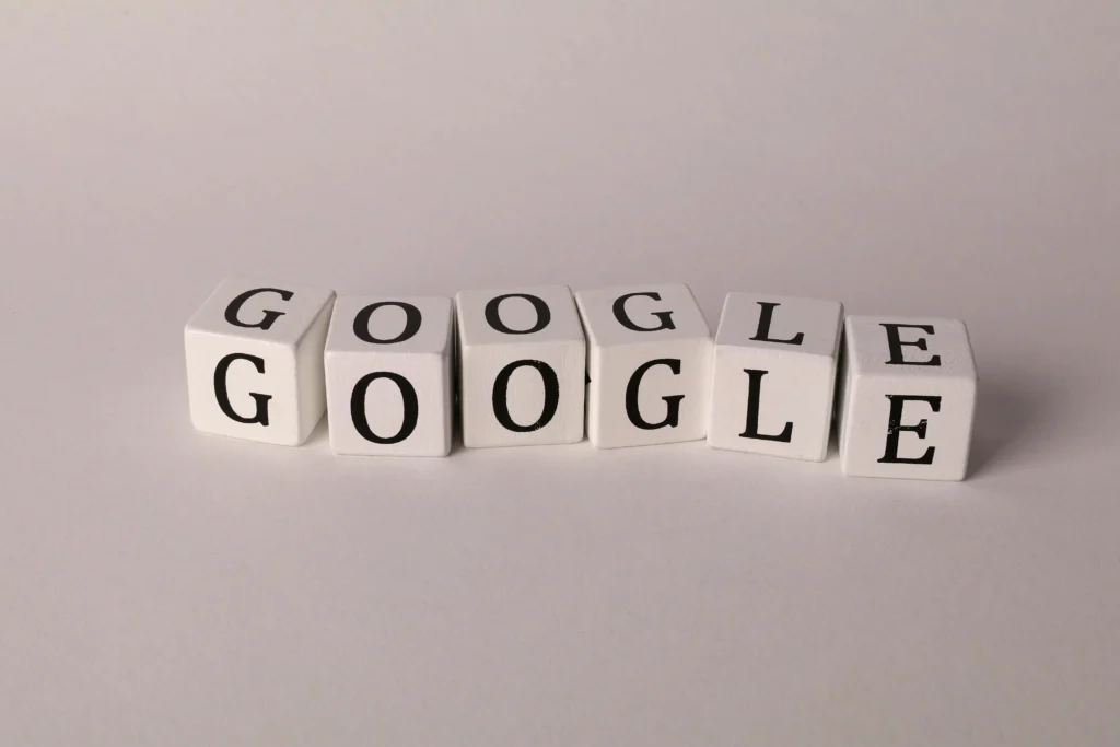 Letras formando la palabra Google para representar la diferencia entre tráfico orgánico y tráfico pagado