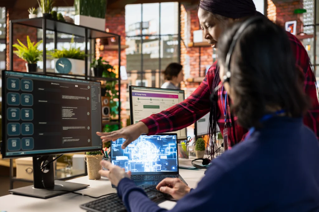 Persona trabajando frente a pantallas con datos digitales y herramientas tecnológicas