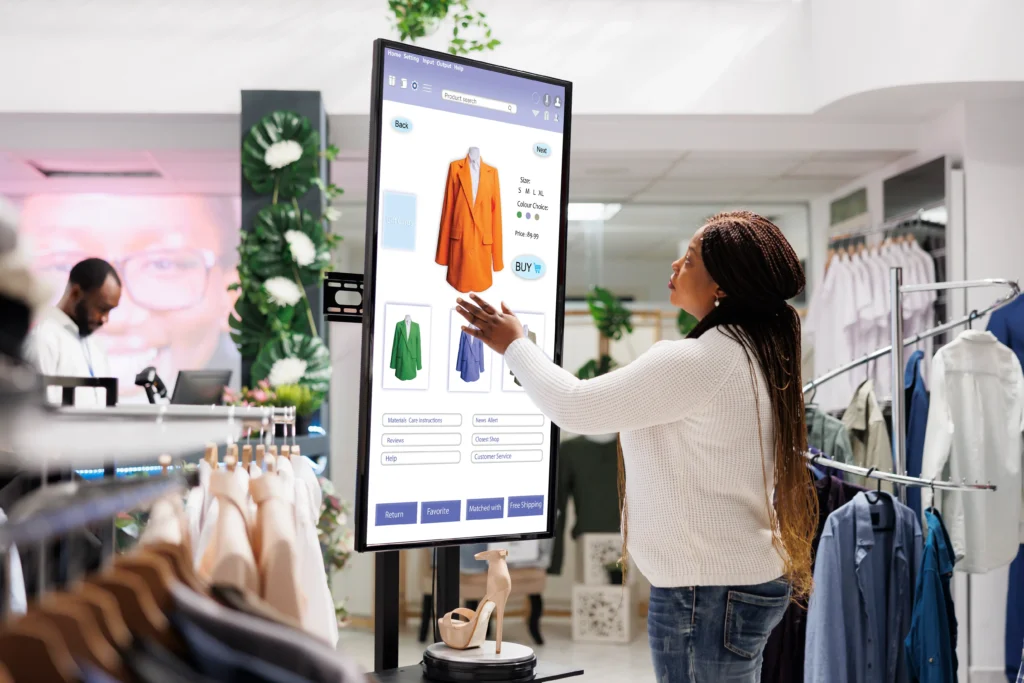 Persona revisando productos digitales en una pantalla dentro de una tienda
