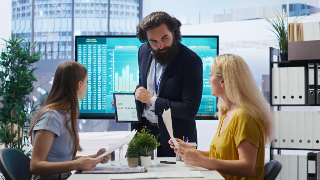 Equipo de trabajo conversando en una oficina durante una reunión estratégica