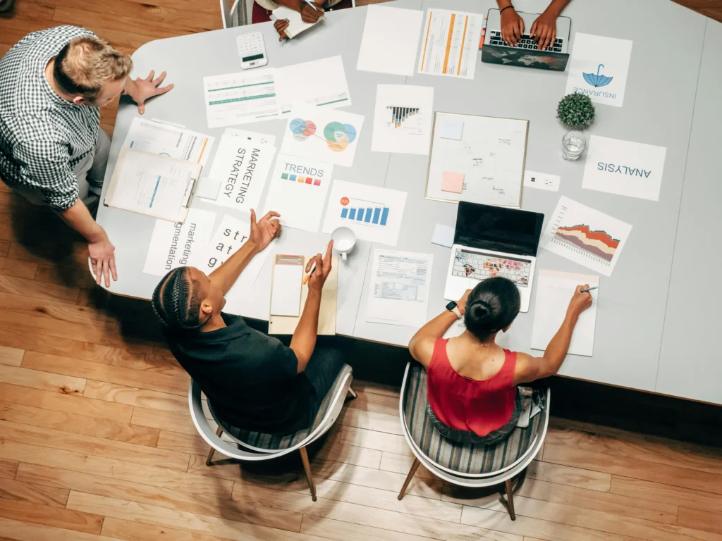 Equipo revisando una estrategia digital para integrar posicionamiento orgánico y campañas pagadas