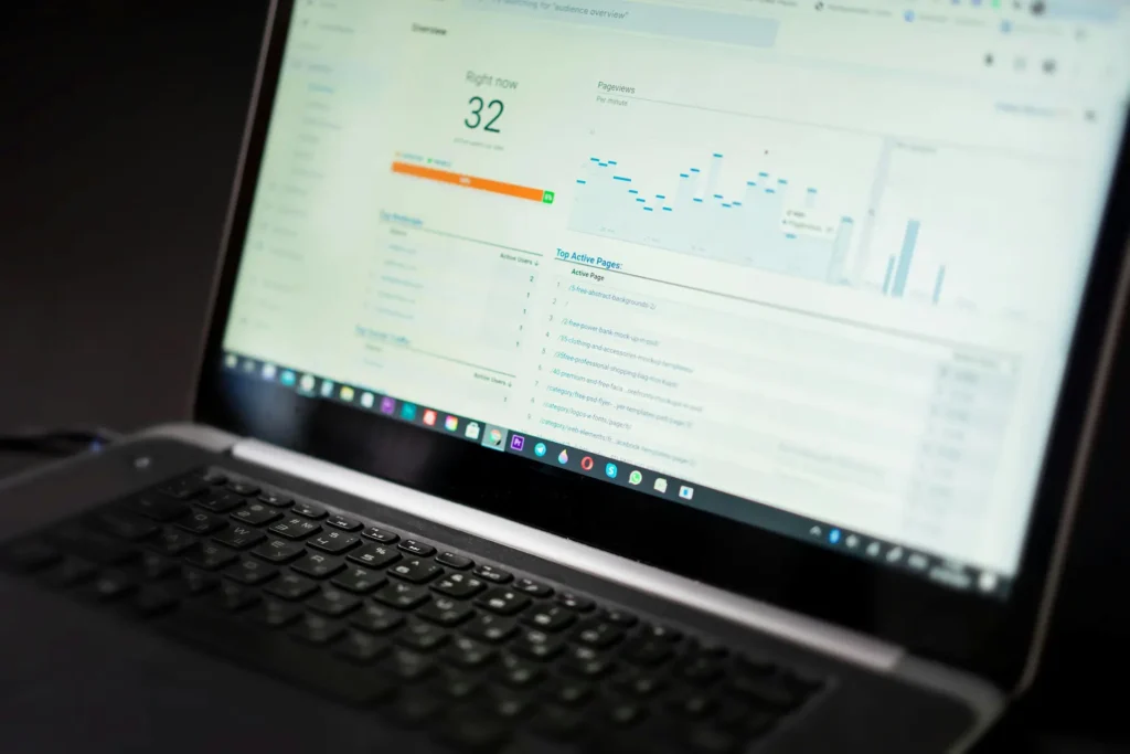 Laptop mostrando un panel de analítica digital para revisar resultados de SEO y SEM