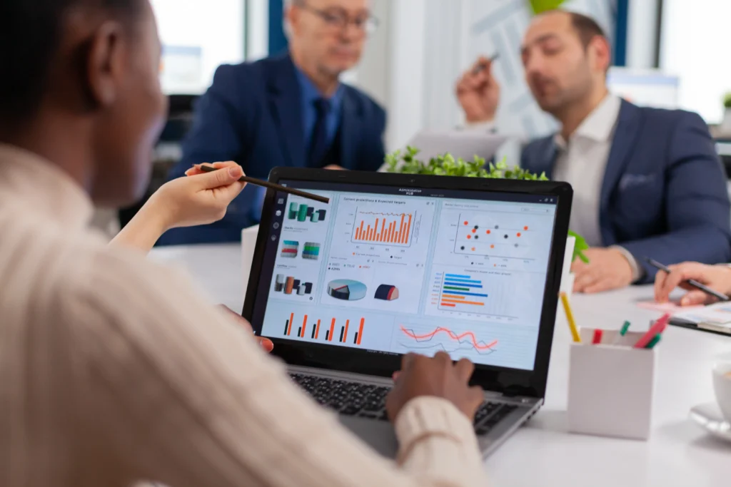 Equipo revisando un dashboard de datos para analizar activos digitales, rendimiento e inteligencia artificial aplicada al negocio.