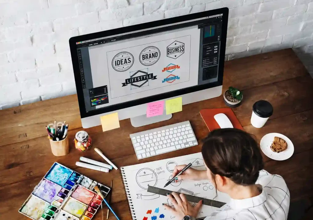 diseñorada gráfica en proceso de realizar un branding estrategico